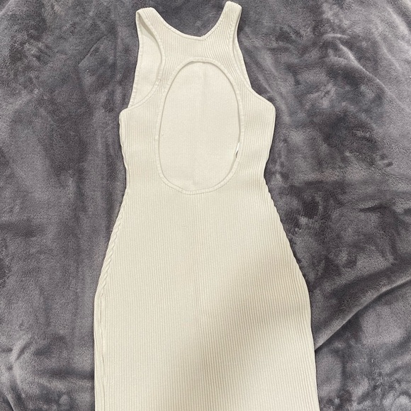 Aritzia Beige/Cream dress that has an opening back - Picture 2 of 2